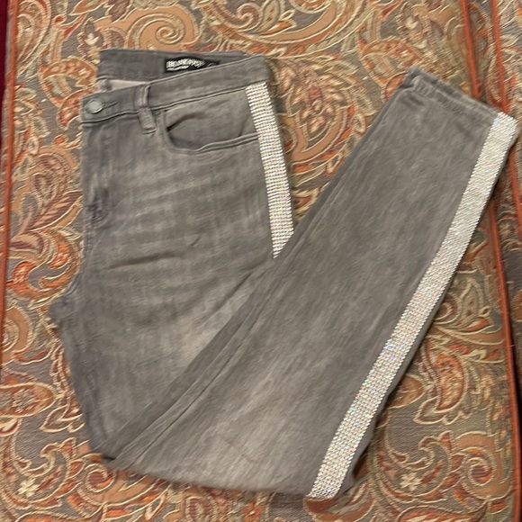 Only Worn ONCE BlankNYC Gray Denim Skinny Leg Jeans with Rhinestone Band. - Picture 2 of 5
